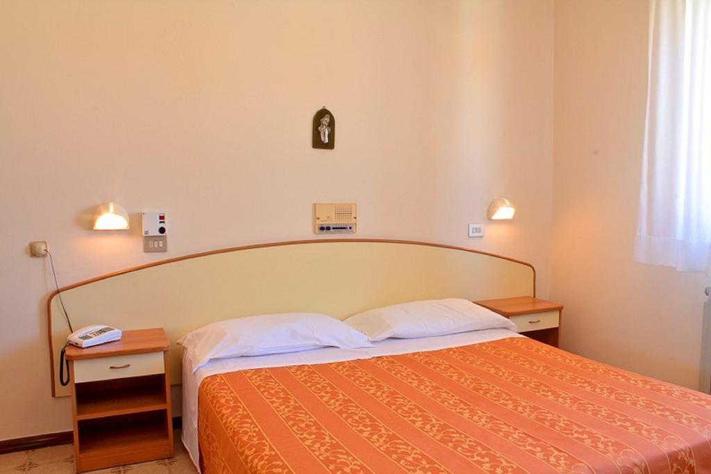 Hotel Saturno Chianciano Terme Oda fotoğraf